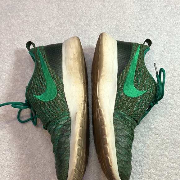 Nike green athletic shoes - Picture 3 of 9